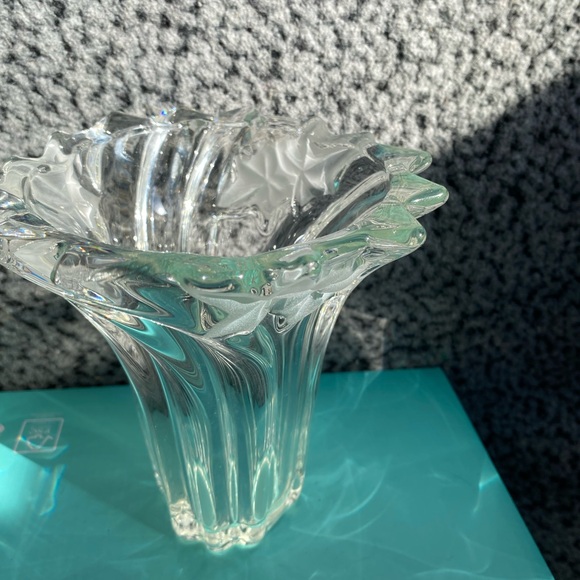 Elegant Clear Glass Vase - Picture 2 of 6
